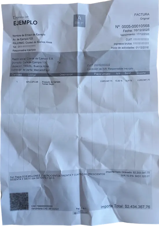 Ejemplo de factura con sombras y arrugas que dificultan el OCR con IA